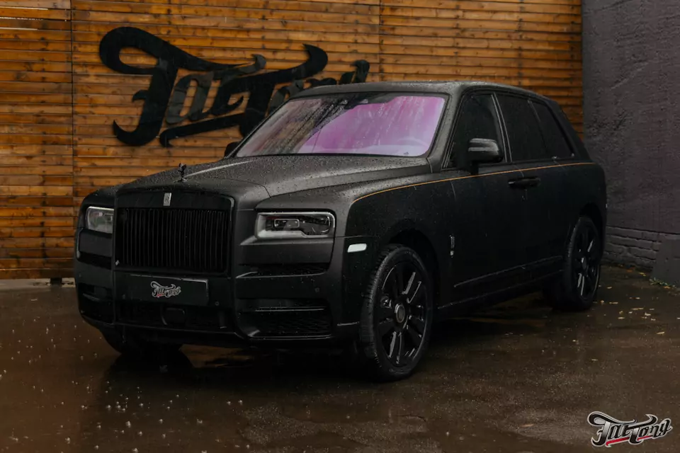 Защитили Rolls-Royce Cullinan матовым полиуретаном, выполнили антихром, окрасили диски в черный глянец и выполнили фирменный шиномонтаж на стендах Hunter